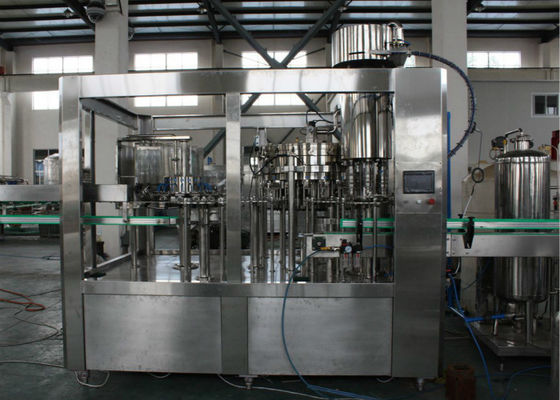 चीन शीतल पेय / कोला / फलों बीयर के लिए बहुक्रिया कार्बोनेटेड पेय मशीन ग्लास बोतलें आपूर्तिकर्ता